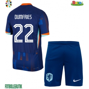 Nederländerna Denzel Dumfries #22 Bortaställ Barn EM 2024 Kortärmad (+ Korta byxor)